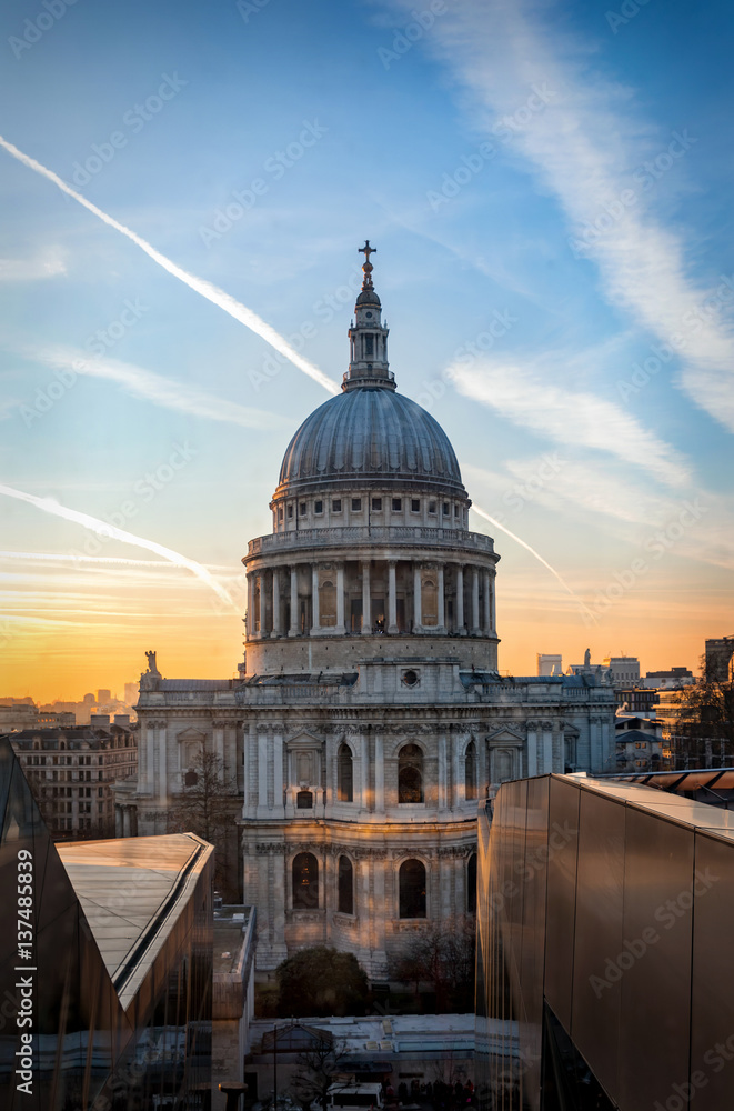 Obraz premium Sonnenuntergang hinter der St. Pauls Kathedrale in London