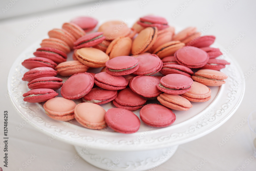 macaron color rosa e arancione su piatto bianco macaron color rosa e arancione su piatto bianco