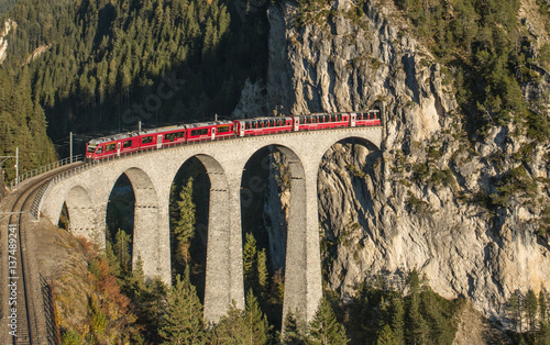 SCHWEIZ - Reisen mit der Eisenbahn durch die Bergwelt der Schweiz photo