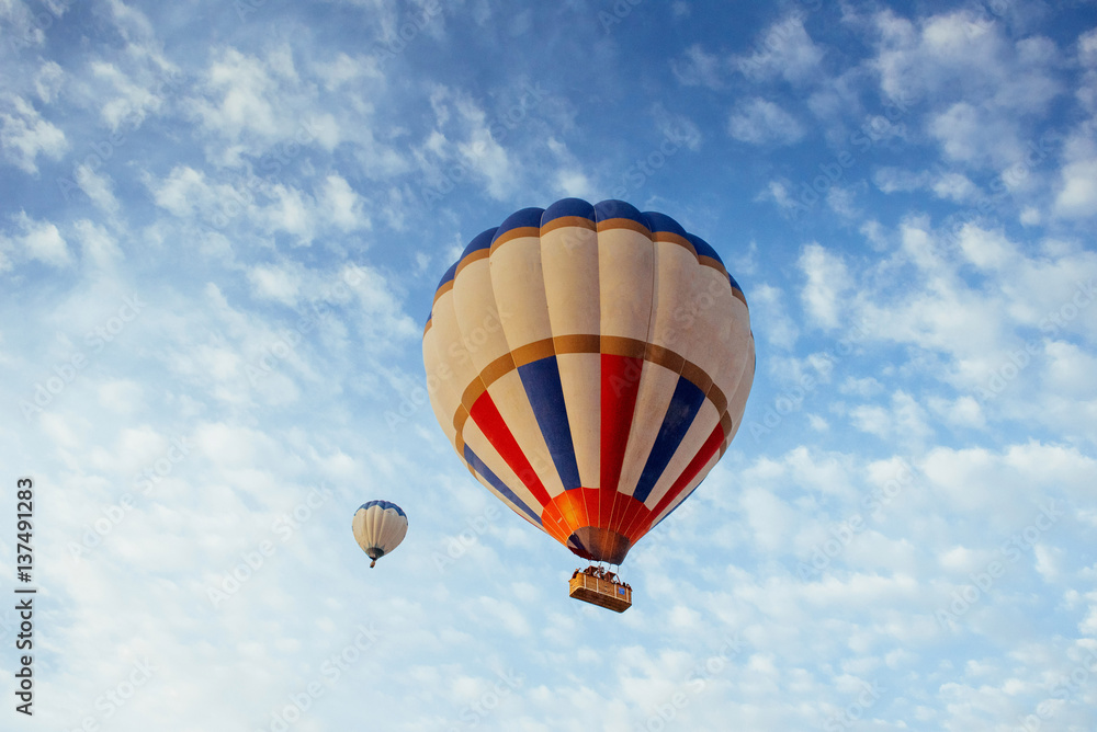 Naklejka premium Colored ball in the sky at sunset. Cappadocia Turkey