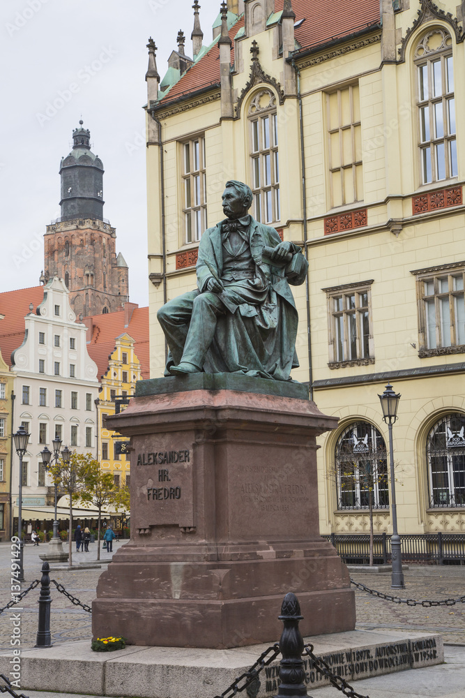 Denkmal mit Bronzestatue des Schriftstellers Aleksander Fredro an der Südseite des Großen Rings (Marktplatz) in Breslau