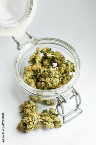 Einmachglas mit Cannabis