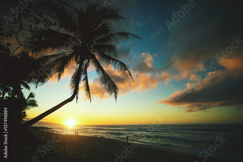 Sonnenuntergang am Sunset Beach auf O ahu  Hawai i 