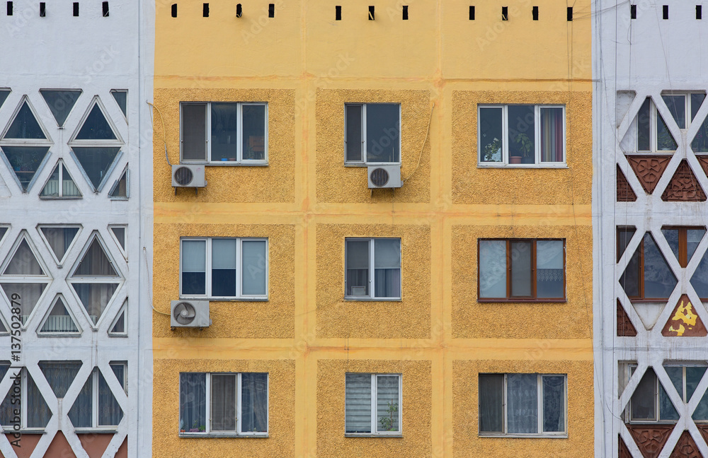 Obraz premium Vintage background wall with windows of a multistory building