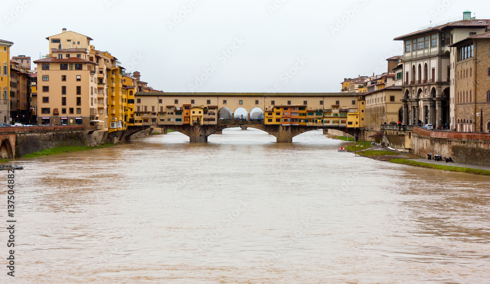 Fototapeta premium Florence, Italy. River Arno and famous bridge Ponte Vecchio