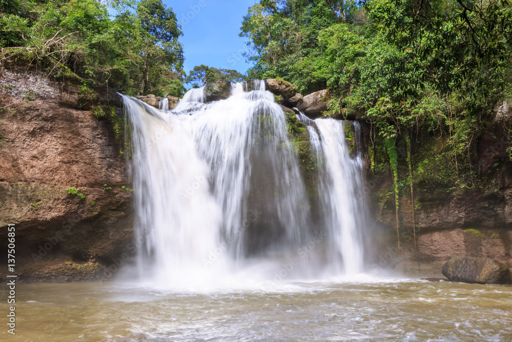 Fototapeta premium Wodospad Haew Suwat, Park Narodowy Khao Yai, Tajlandia