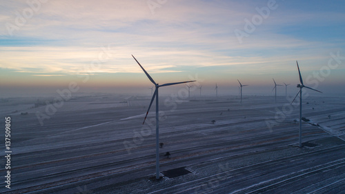 Elektrownie wiatrowe wschód słońca z powietrza photo