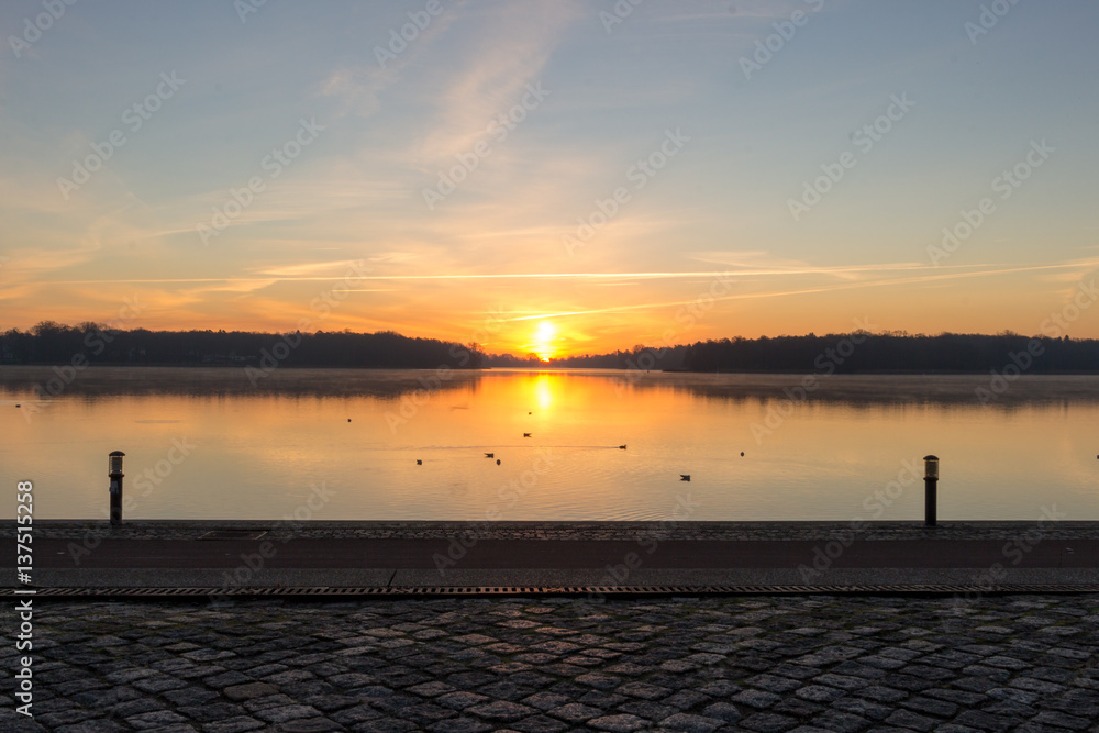 Obraz premium Der Sonnenaufgang in der Stadt