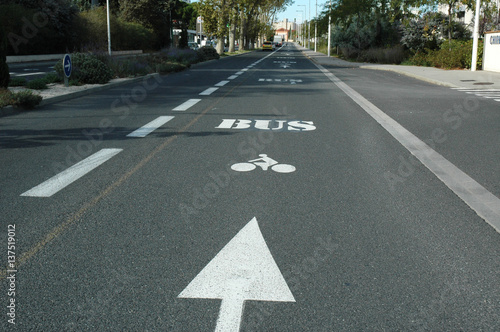 Signalisation horizontale : couloir réservé pour bus et vélos.