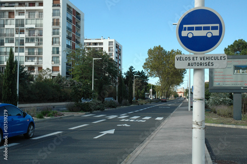 Panneau couloir pour bus, vélos et véhicules autorisés. © Georges Blond