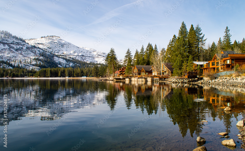 Obraz premium Mountain town reflections