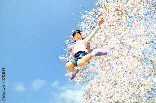 桜と小学生の女の子