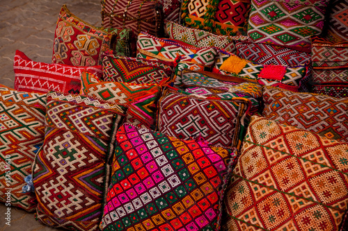 Bunte Kissen auf dem Basar in Marrakesh