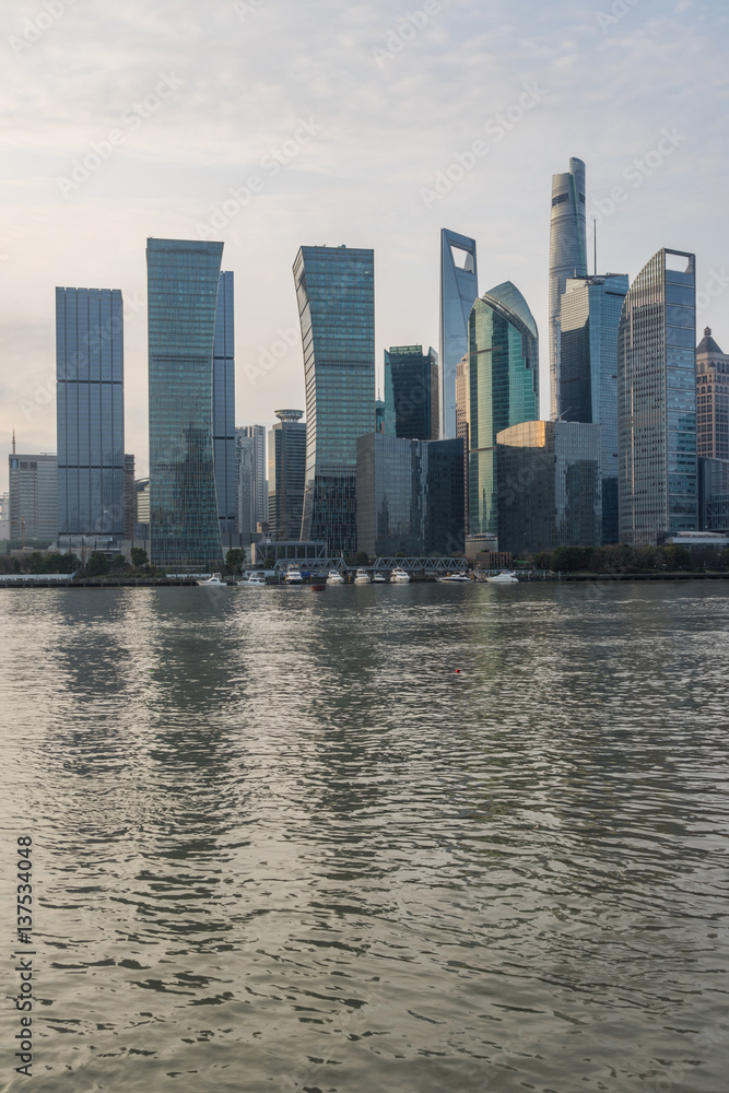 Obraz premium landmarks of Shanghai along Huangpu river in China.