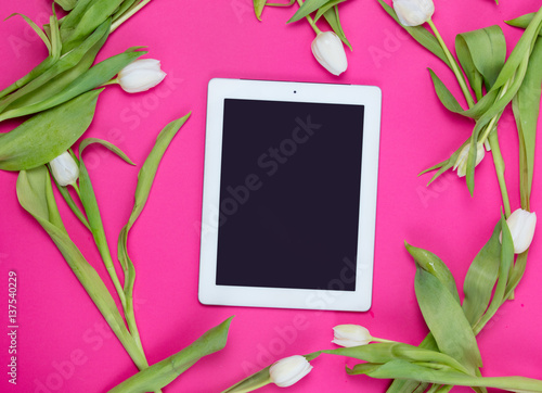 Fototapeta Naklejka Na Ścianę i Meble -  tablet and tulips