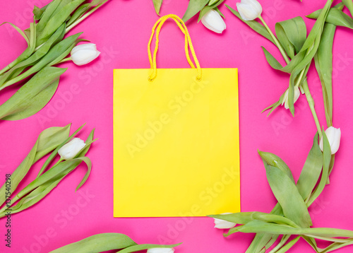 Fototapeta Naklejka Na Ścianę i Meble -  shopping bag and tulips