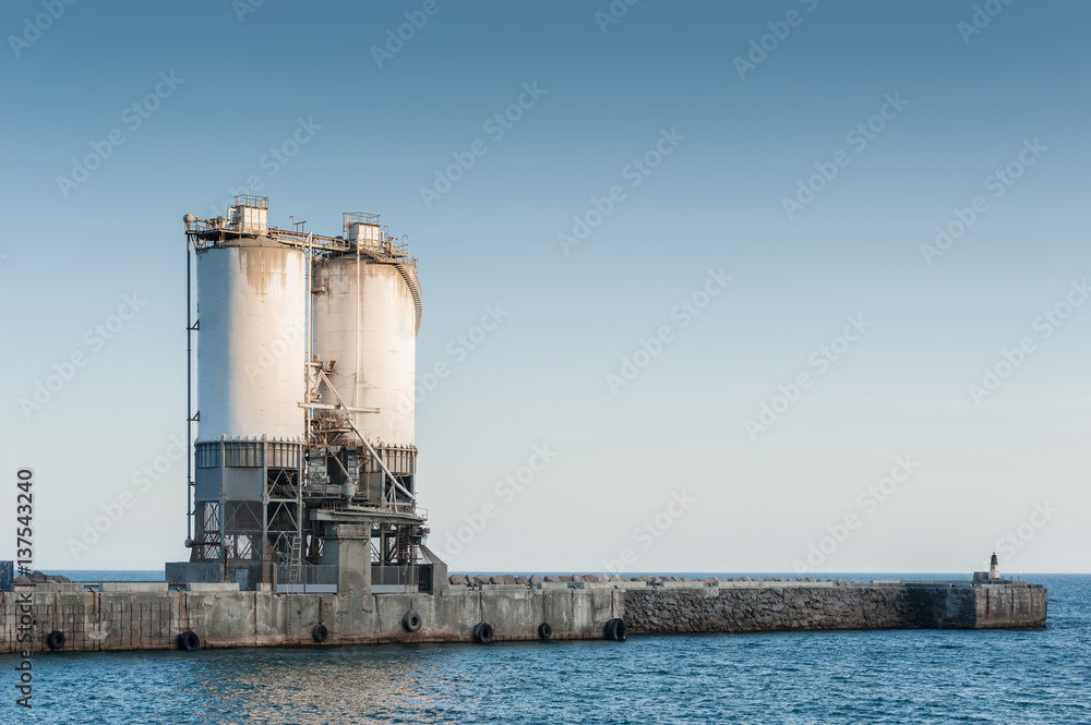 Obraz premium Industrial deposit on wharf at sea