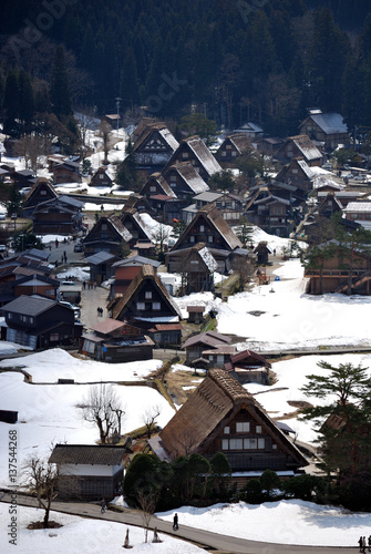 雪の残る早春の白川郷