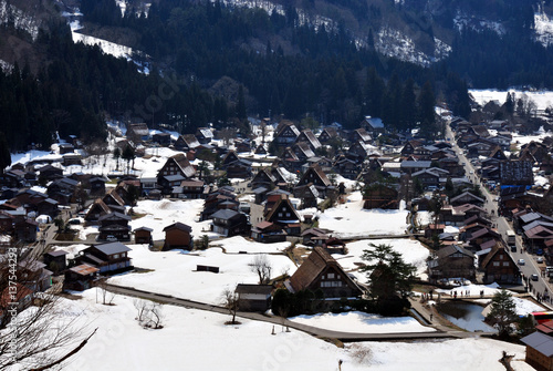 雪の残る早春の白川郷