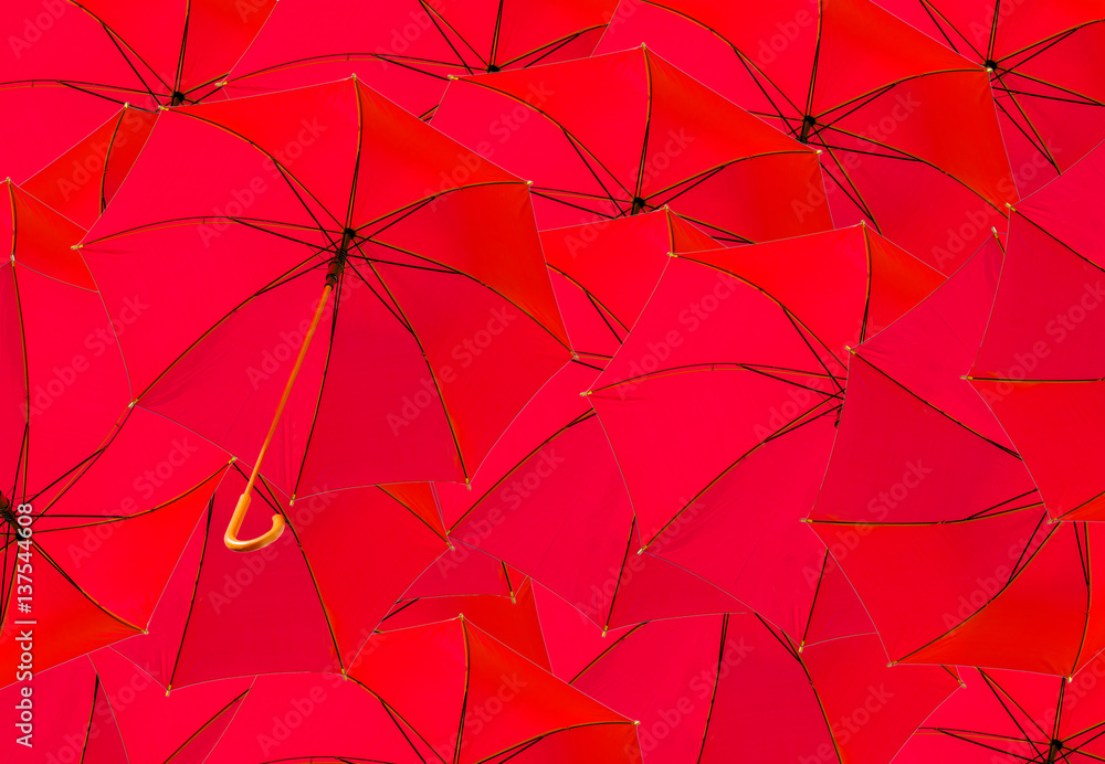  parasol rouge sur fond de parasols rouges 