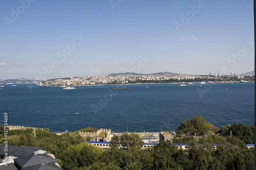 Il Bosforo. Lo stretto che unisce il Mar Nero al Mare di Marmara e segna il confine meridionale tra il continente europeo e quello asiatico.
 photo