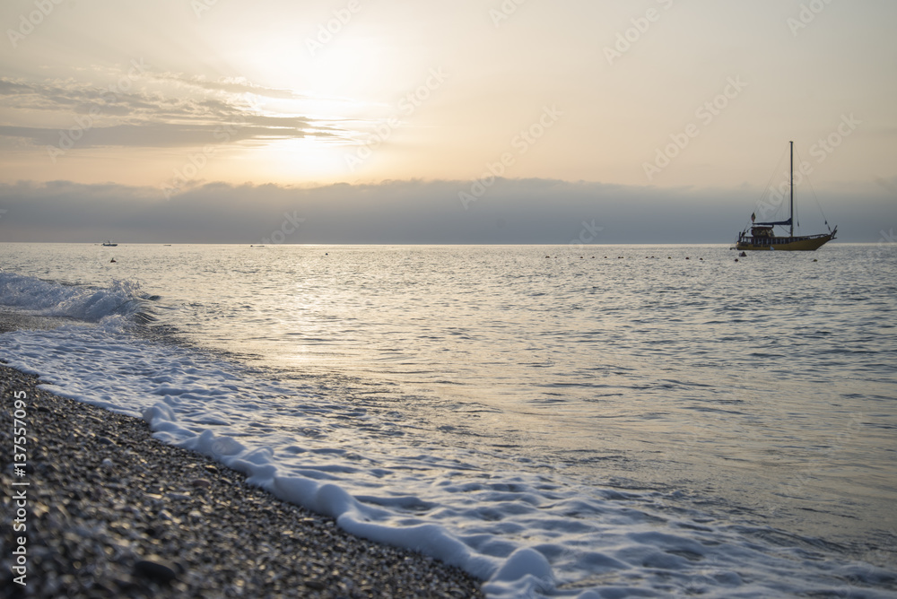 Alba sulla spiaggia della Sicilia, Italia