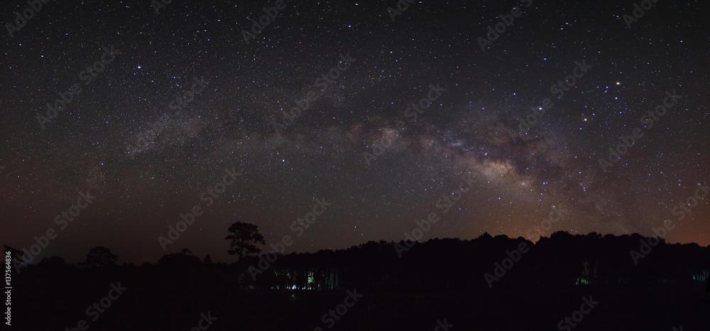 Fototapeta premium Panorama milky way galaxy. Long exposure photograph.With grain