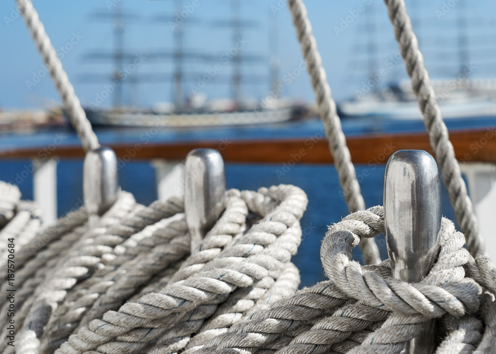 Obraz premium Fragment of deck pleasure craft. Ropes and rope 