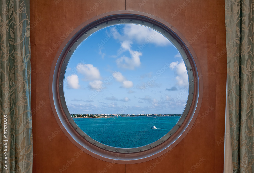 Fototapeta premium Bermuda Coastline seen through a Ship Porthole