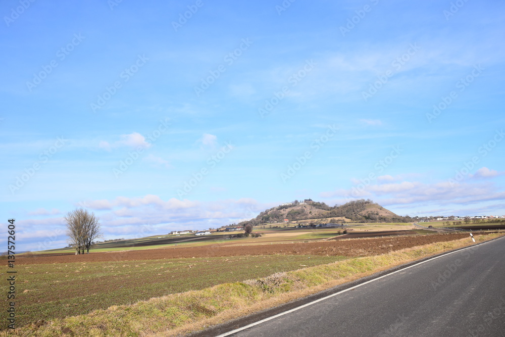 Die Stadt Amöneburg liegt auf einem alten Vulkanhügel im Ebsdorfergrund.