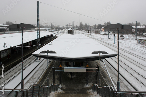 verschneiter Bahnhof Warschauer Straße in Berlin, Deutschland im Winter