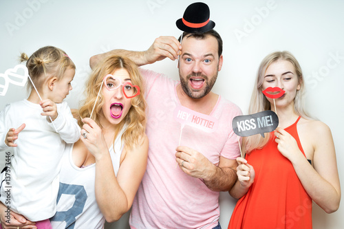 Obraz na płótnie happy smile family dad mom daughter baby sitter strike a pose party photo booth props laugh w salonie