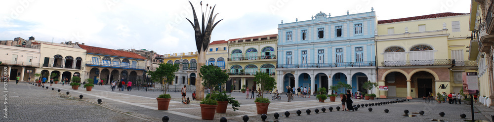 Panorámica de la plaza vieja en la Habana Vieja