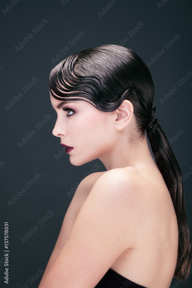 Foto de Portrait d'une jeune femme de profil, les bras le long du corps do  Stock