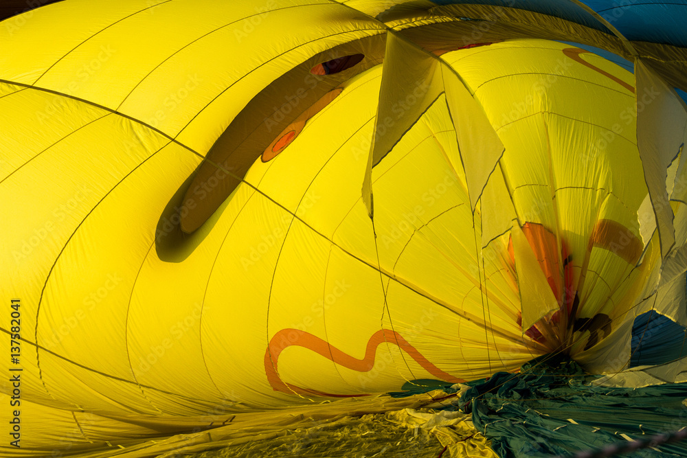 Obraz premium Inside an inflating hot air balloon, abstract colored background into the envelope of the balloon