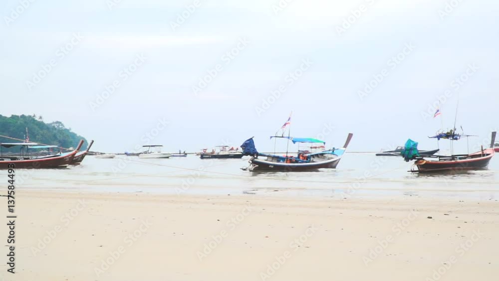 viele verschiedene Longtailboote in der Bang Tao Bucht, Phuket, Thailand viele verschiedene Longtailboote in der Bang Tao Bucht, Phuket, Thailand