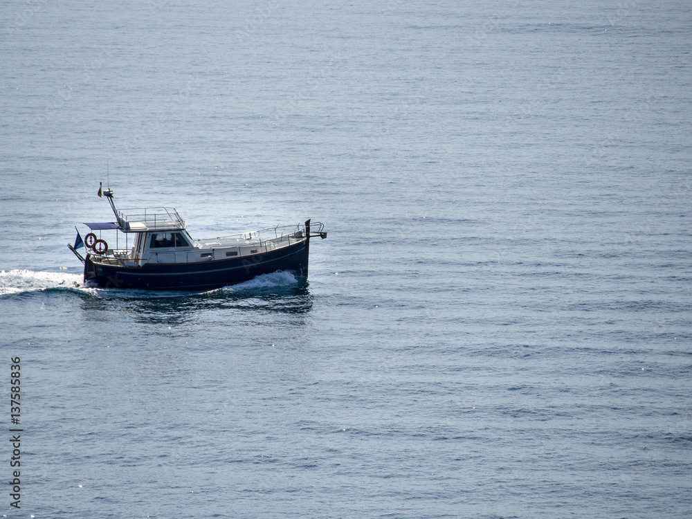 Barco de pesca en el mar Mediterráneo