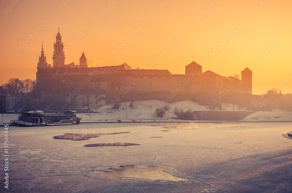 Fototapeta premium Krakow, Poland, Wawel Castle and Wawel cathedral in the winter over frozen Vistula river in the morning