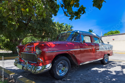 Amerikanischer roter Oldtimer parkt in Varadero Kuba - Serie Kuba Reportage © mabofoto@icloud.com