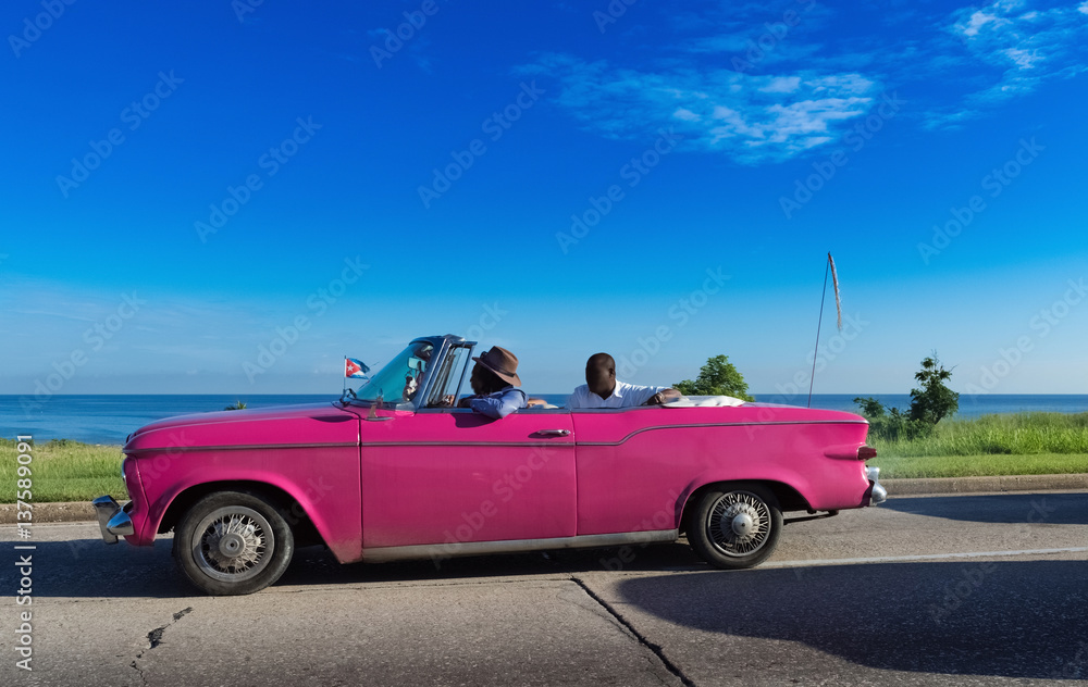 Pink farbender Chevrolet Cabriolet Oldtimer auf dem Malecon in Havanna Kuba - Serie Kuba Reportage