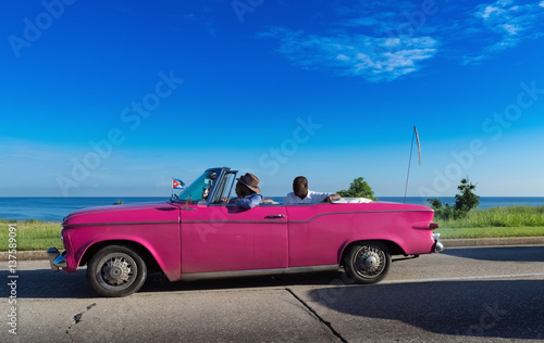 Pink farbender Chevrolet Cabriolet Oldtimer auf dem Malecon in Havanna Kuba - Serie Kuba Reportage © mabofoto@icloud.com