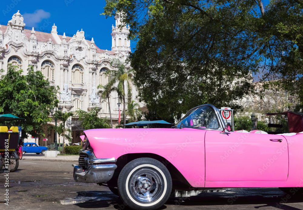 Kuba Havanna parkendender amerikanische pink farbender Cabriolet Oldtimer ein Havanna - Serie Kuba Reportage