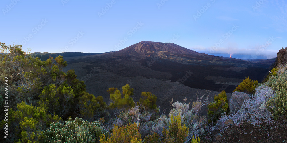 Piton de la Fournaise avec une éruption.