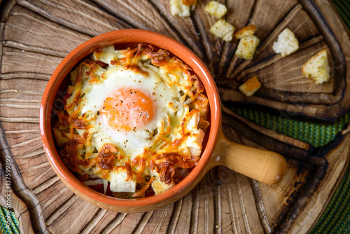 eggs baked with vegetables and crackers