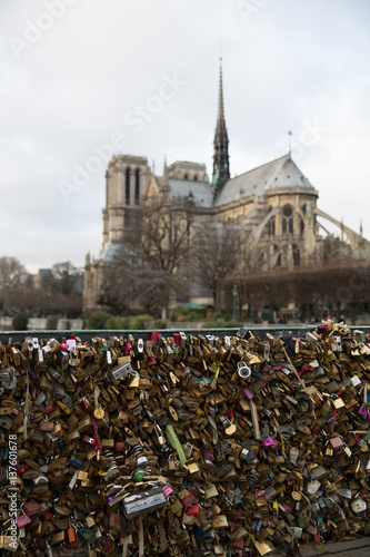 Liebesschlösser an Brücke in Paris