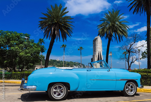 Amerikanischer blauer Cabriolet Oldtimer parkt am Malecon in Havanna Kuba unter blauem Himmel  - Serie Kuba Reportage