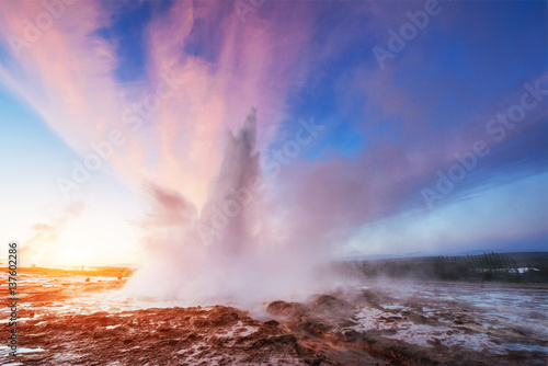 Photo Strokkur geyser eruption in Iceland. Fantastic colors shine thro