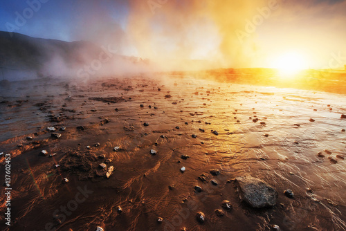 geysers in Iceland. Fantastic kolory.Turysty watch the beauty of photo