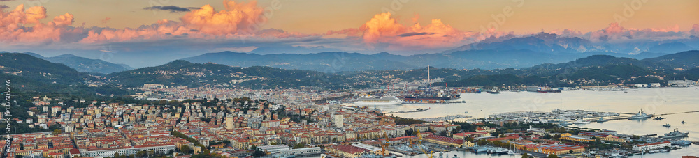 Obraz premium La Spezia i Zatoka Spezia z różowymi chmurami o zachodzie słońca