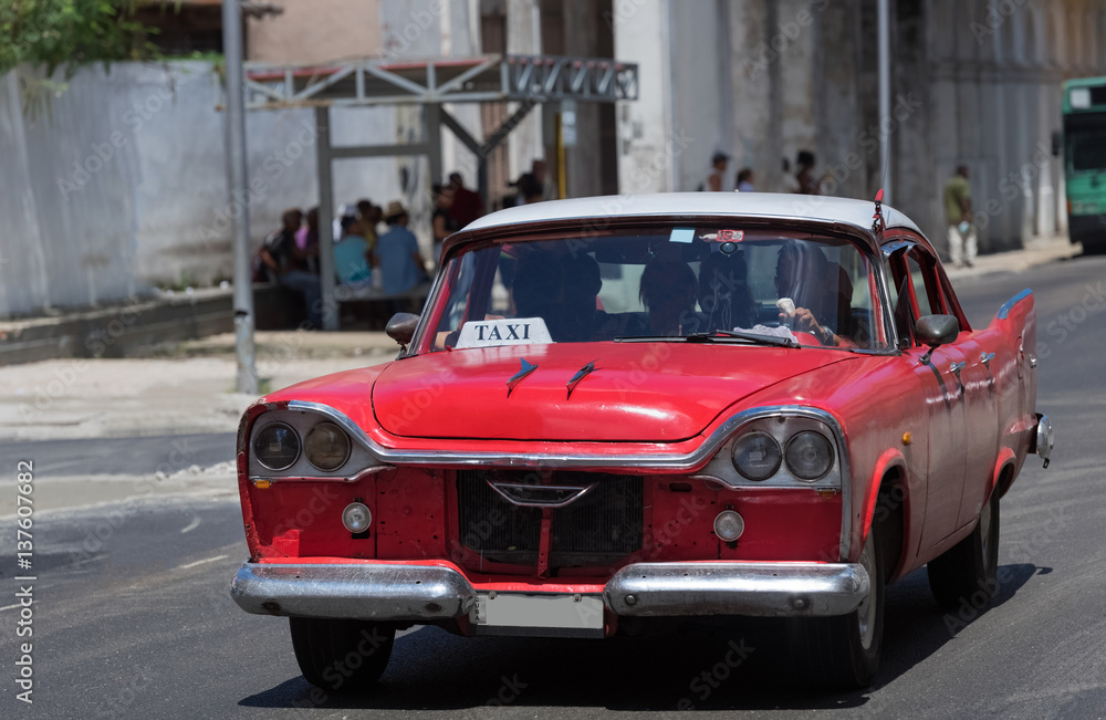 Amerikanischer roter Oldtimer mit weißem Dach fährt auf der Hauptstrasse in Havanna Kuba - Serie Kuba Reportage